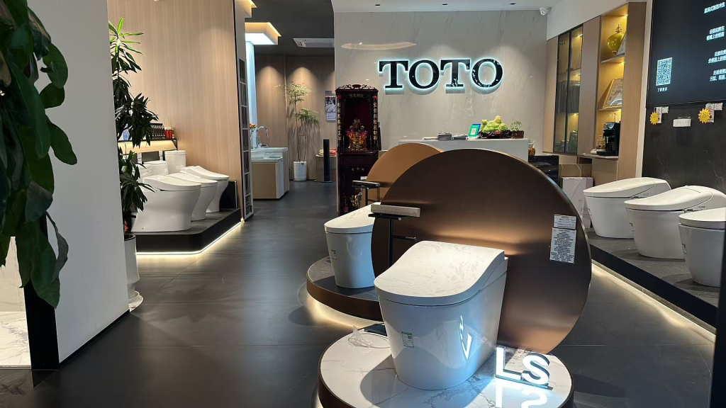 瑞美森活卫浴馆店内卫浴产品陈列,可见坐便器展示区与TOTO标识。
