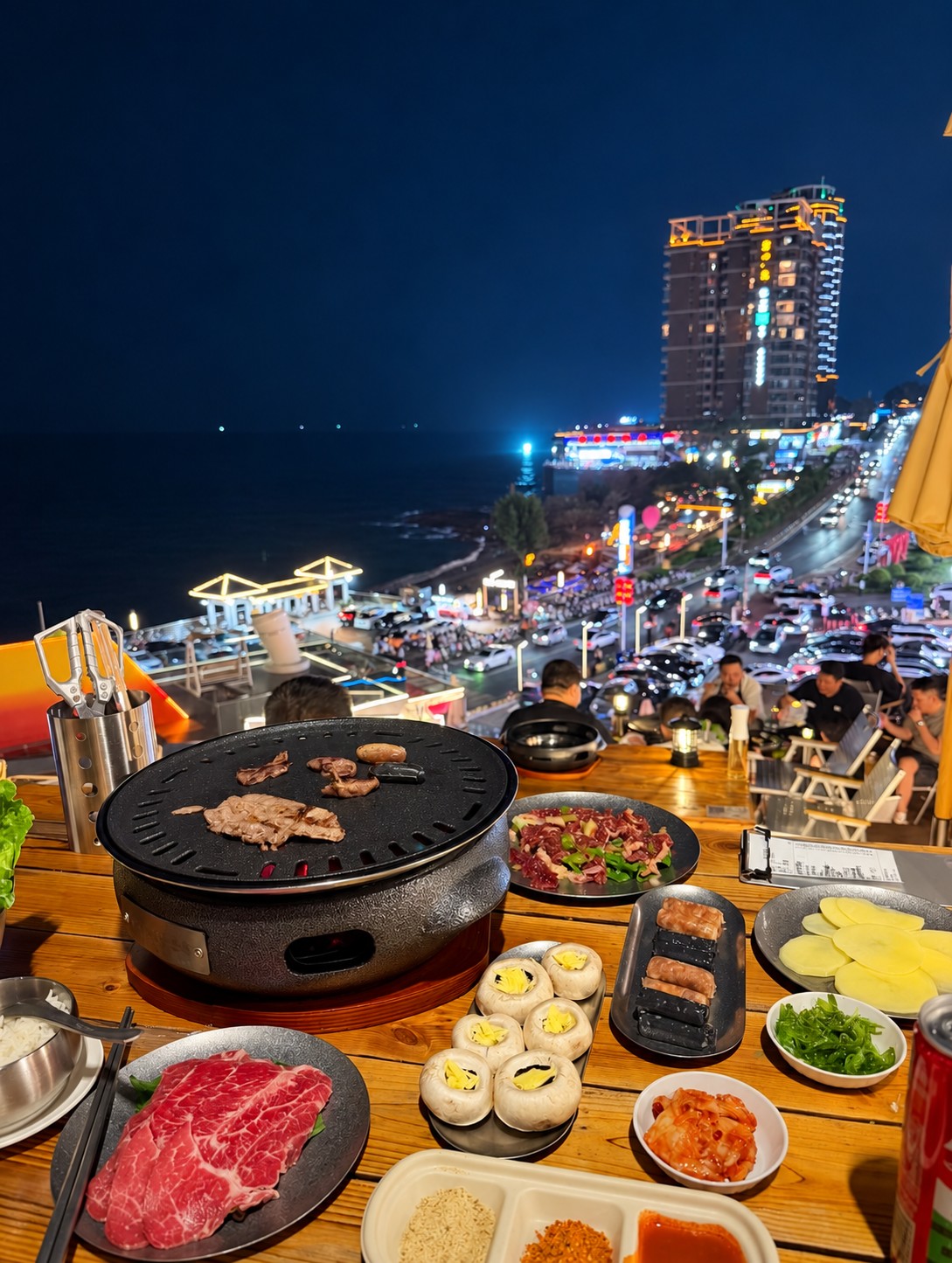 夜间海景餐桌与沿岸灯光