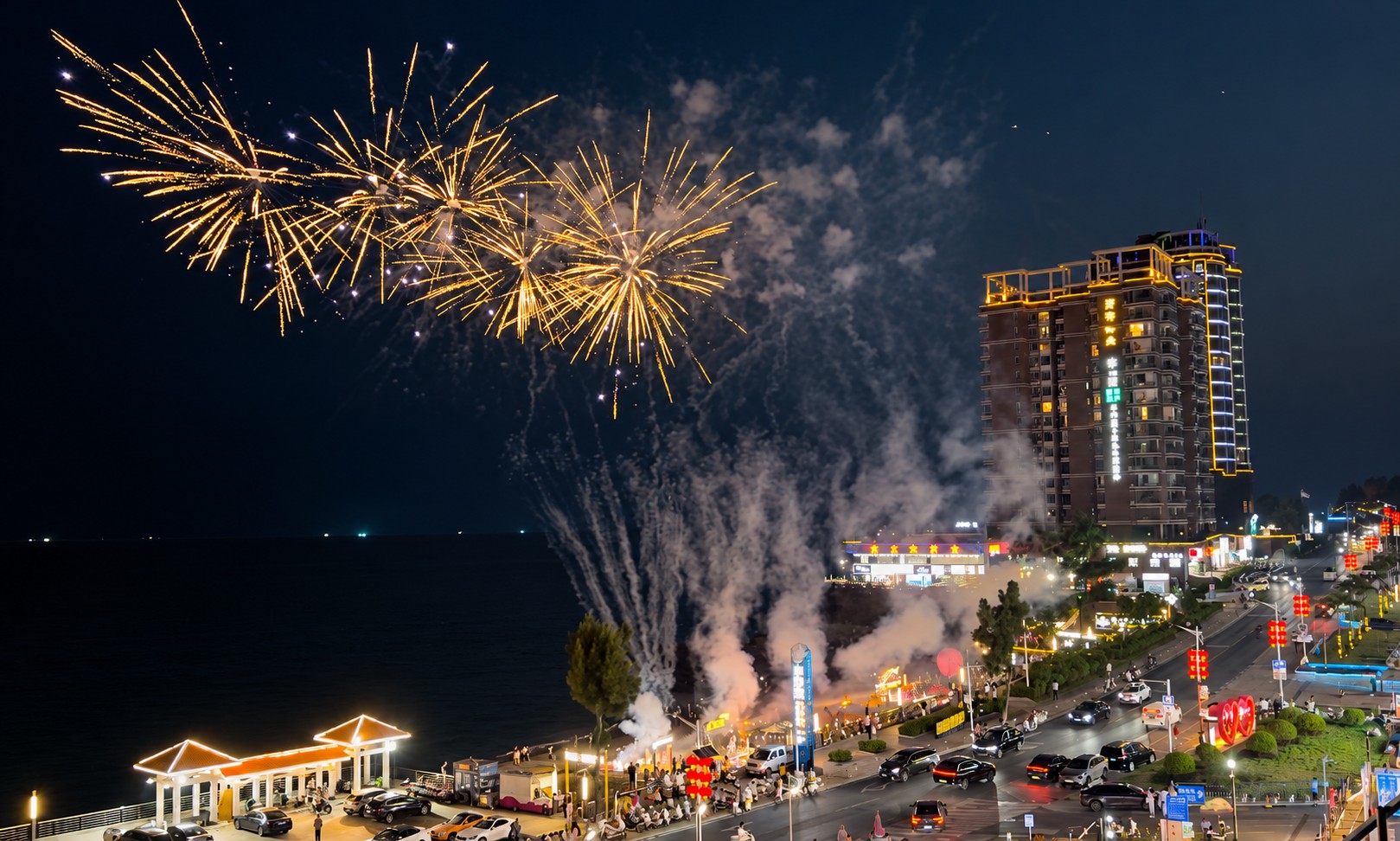 当次拍摄中的海边烟花夜景