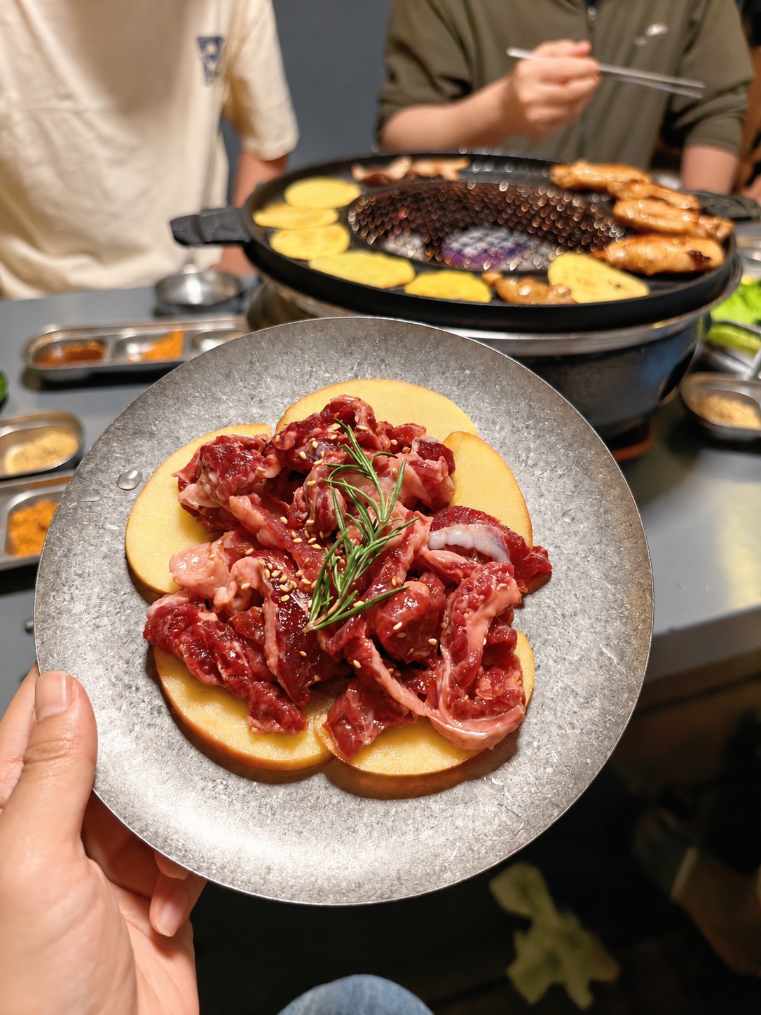 手持餐盘中的腌制肉片展示