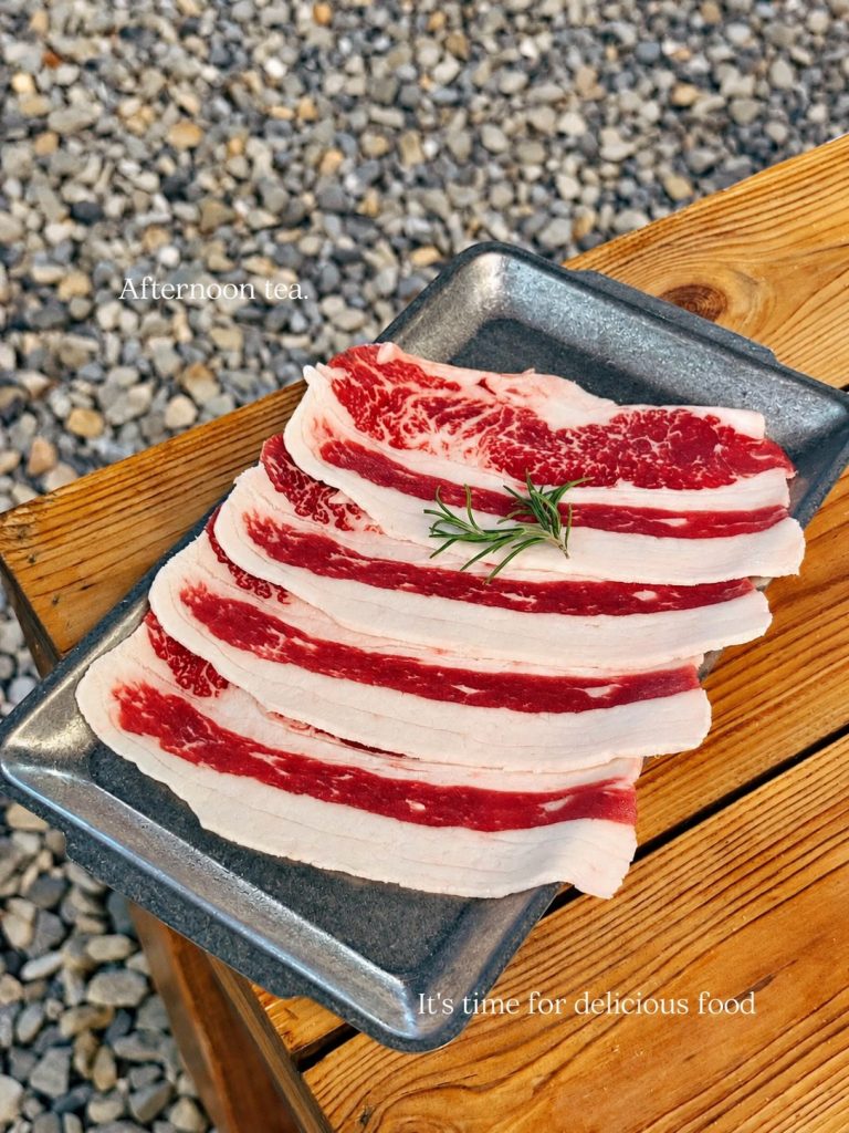 长方形餐盘中的纹理肉片与叶饰