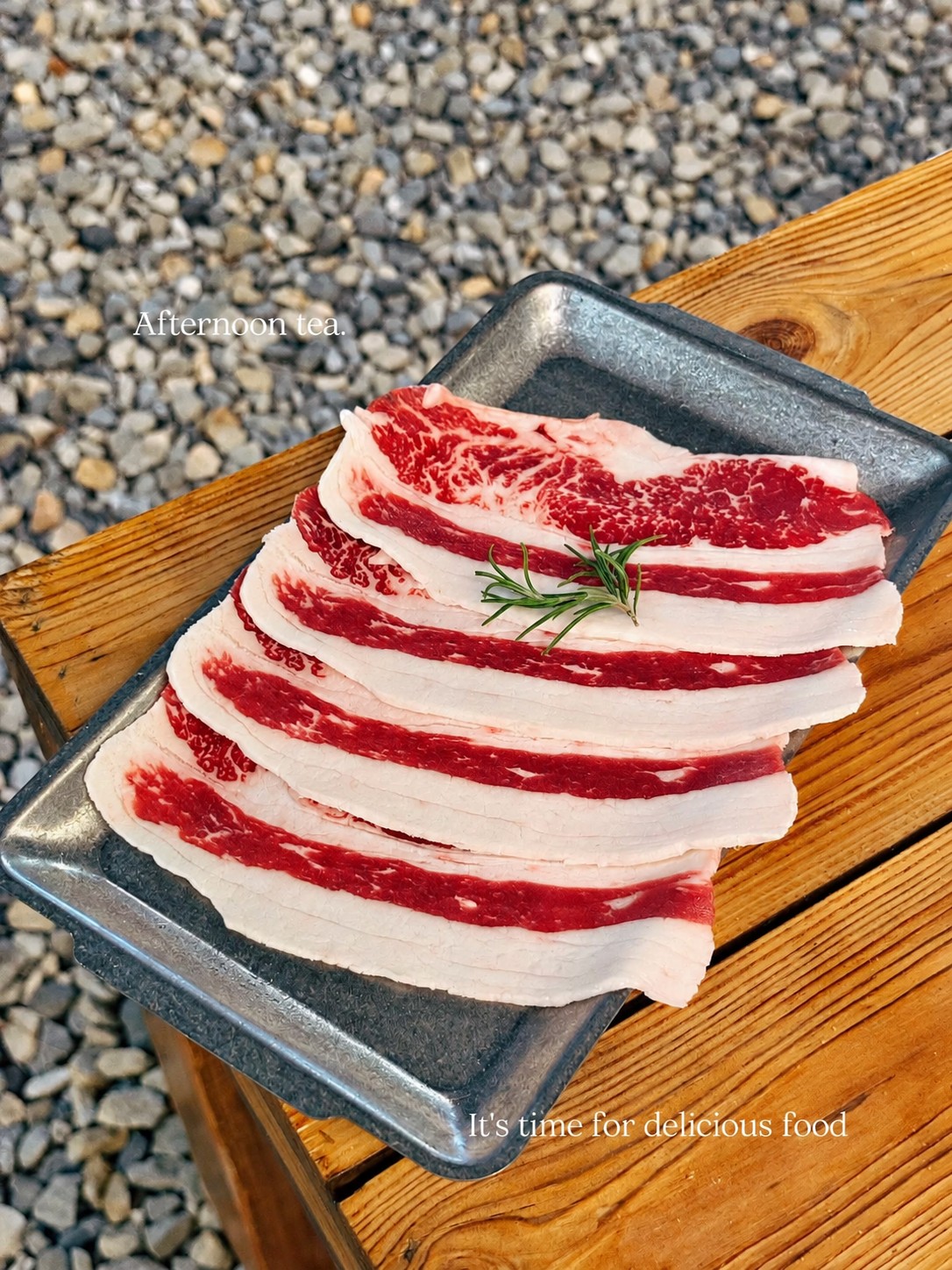 长方形餐盘中的纹理肉片与叶饰