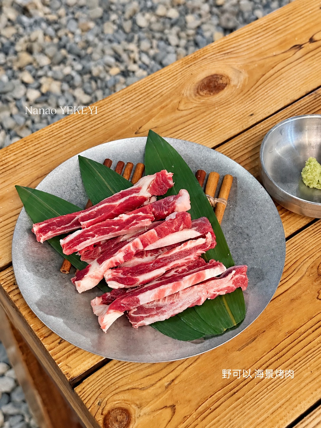 圆盘中的带骨肉类与配菜展示